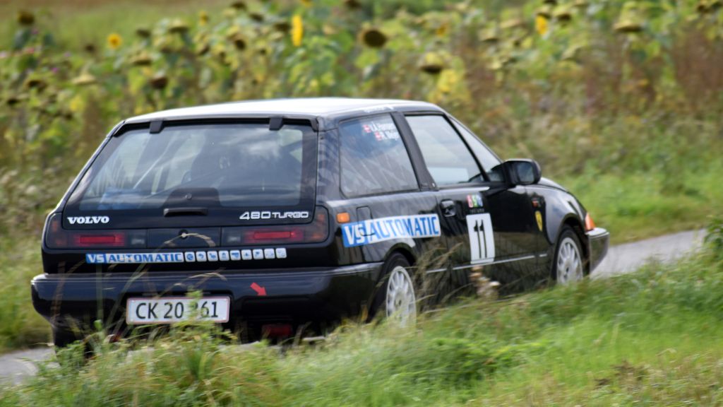 René Mejer i blot sin 2. start i 2023 – René kørte 6. hurtigst af alle, og kom hjem med pokaler for en 2. plads i klasse 10B
(Foto: Preben Jepsen – rallyinfo.dk)